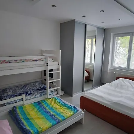 Priestranny Apartman S Parkovanim Beckovska דירה Trenčín